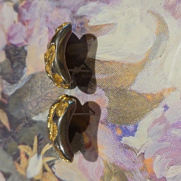 Vingage Chunky Gold Tone Earrings - Picture 3 of 4